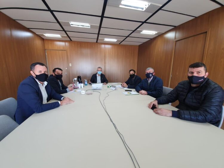 Asfalto entre Arroio do Meio a Capitão pauta reunião com secretário Luiz Carlos Busato            