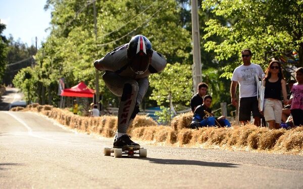Adrenalina do skate downhill retorna a uma das ladeiras mais rápidas do mundo