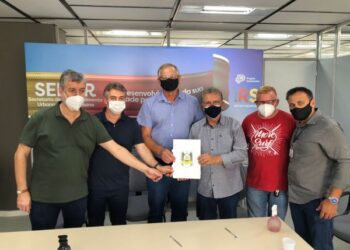 Vice-prefeito Clécio e Busato assinam convênio para obra de pavimentação