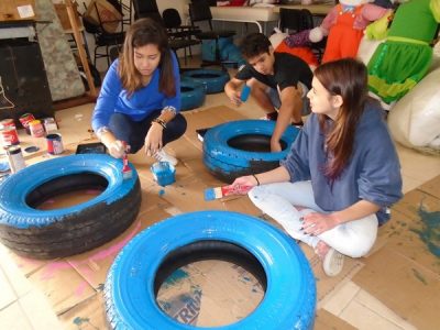 Crianças e adolescentes pintam os pneus para os canteiros suspensos (Foto: Divulgação)