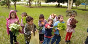 Grupo “Conviver para Crescer” é estimulado a produzir a própria horta