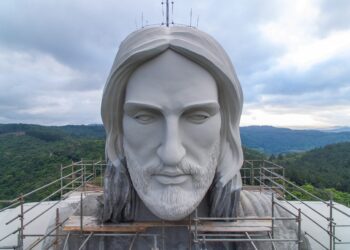 Rosto e braços do Cristo Protetor são revelados