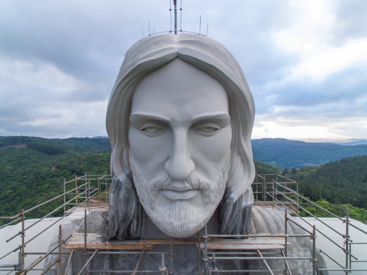 Rosto e braços do Cristo Protetor são revelados