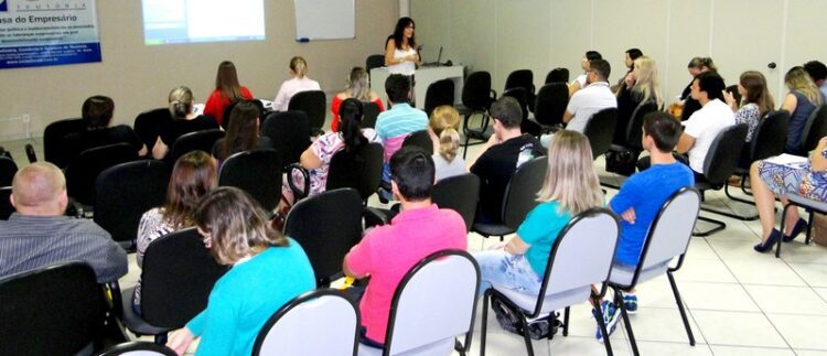 Curso de gestantes auxilia famílias a aproveitarem o momento com mais saúde e bem-estar