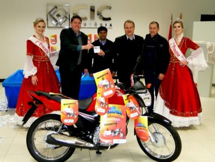 Teutoniense sorteada com motocicleta zero quilômetro