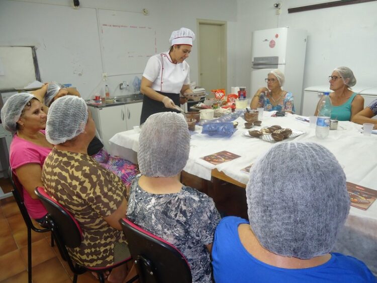 CRAS de Encantado realiza curso de ovos de chocolate em comemoração à Páscoa