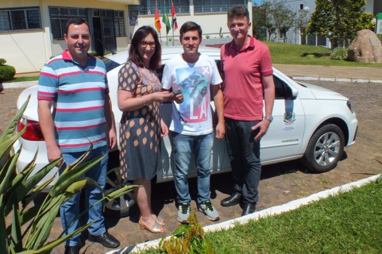 Secretaria da Saúde com carro novo