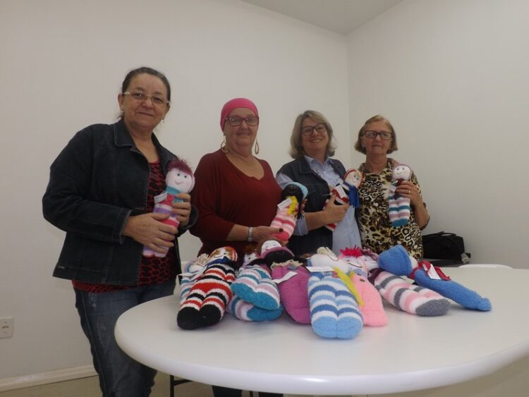 Tricô do Bem presenteia crianças