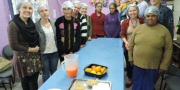 Integrantes do Projeto de Inclusão Social aprendem a preparar receitas com ingredientes básicos