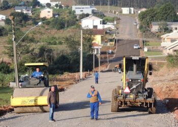 Rua Adolpho de Almeida recebe pavimentação asfáltica