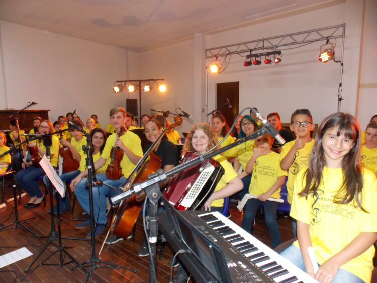 Emoção na apresentação de final de ano do programa Adolescente Legal com Música