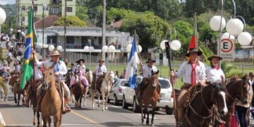 Semana Farroupilha encerra com desfile de mais de 200 cavalarianos