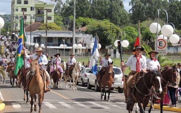 Semana Farroupilha encerra com desfile de mais de 200 cavalarianos