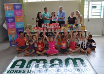 AMAM recebe leite, brinquedos e vale compra no valor de R$ 1 mil do Programa Criança Dália
