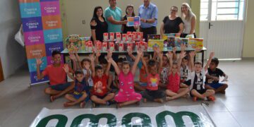 AMAM recebe leite, brinquedos e vale compra no valor de R$ 1 mil do Programa Criança Dália