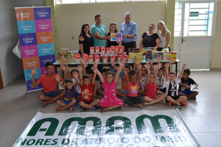 AMAM recebe leite, brinquedos e vale compra no valor de R$ 1 mil do Programa Criança Dália