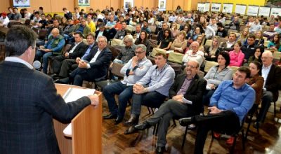 Evento reuniu diferentes públicos ligados à cadeia produtiva do leite para palestras e painéis no Auditório Central do Colégio Teutônia (Foto: Leandro Augusto Hamester)