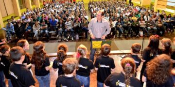 Grande coral com 260 vozes encanta no Colégio Teutônia