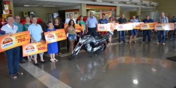 Cooperativa Languiru entrega automóveis, motocicleta e vales-compras