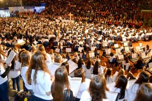 Culto festivo no Ginásio Poliesportivo da Univates contou com a participação da Grande Orquestra e Coro, reunindo mais de 800 estudantes, e público que superou as 2,8 mil pessoas (Foto: Leandro Augusto Hamester)