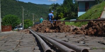 Administração Municipal faz troca de tubulação em rede de água