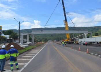 Instalação de passarela traz mais segurança para população