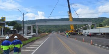 Instalação de passarela traz mais segurança para população