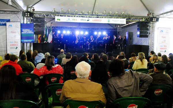 Grande público prestigia a apresentação da Orquestra de Encantado
