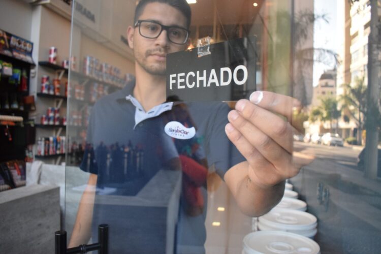 Toque de recolher e fechamento do comércio de todo o Vale a partir de segunda