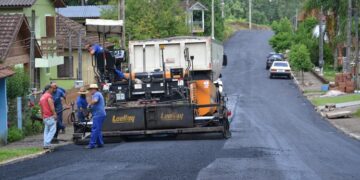 Inicia capeamento de mais uma rua através do Programa Avançar Cidades