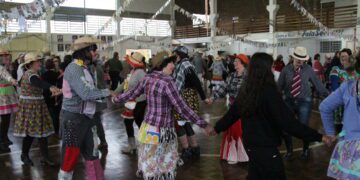 Integrantes do Projeto Vida Saudável e Gracie se divertem em festa junina