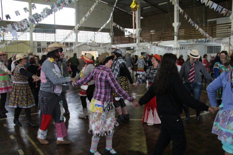 Integrantes do Projeto Vida Saudável e Gracie se divertem em festa junina