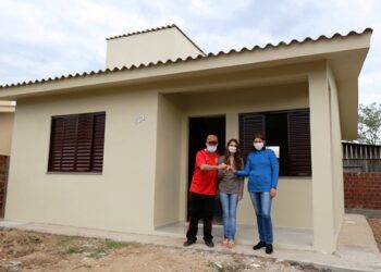 Mais duas casas do PAC 2 são entregues no bairro São Francisco