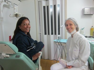 Sirlei Delfino e a dentista Karina Horn, em atendimento na Unidade Móvel (Foto: Rodrigo Angeli)