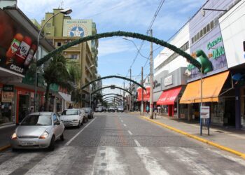 Decoração natalina já está sendo instalada na Rua Júlio de Castilhos em Lajeado