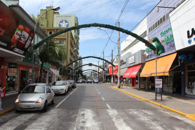 Decoração natalina já está sendo instalada na Rua Júlio de Castilhos em Lajeado