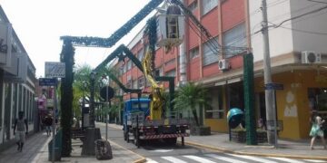 Estrela começa a receber decoração natalina
