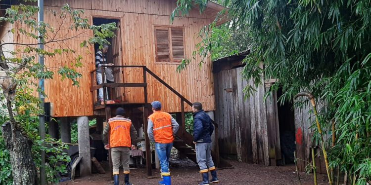 Defesa Civil visita famílias ribeirinhas