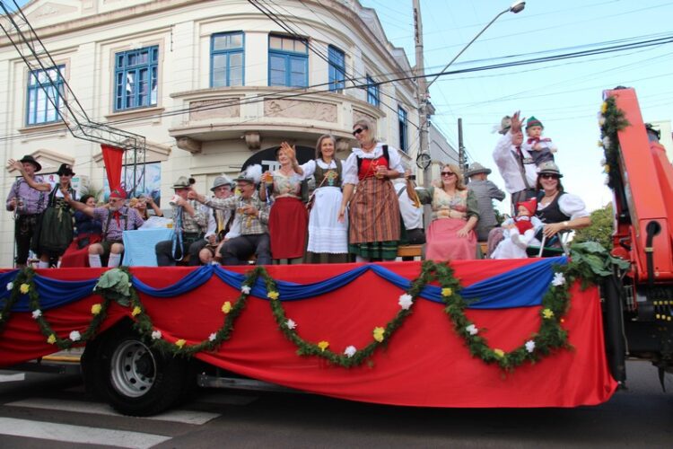 Desfile dá a largada para a maior festa típica do Estado