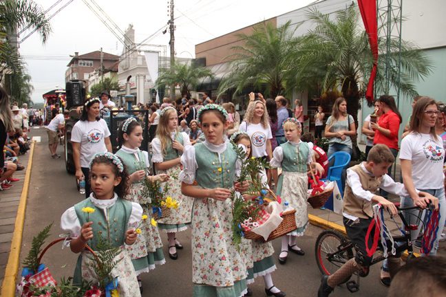 Desfile típico abre o Festival do Chucrute de Estrela