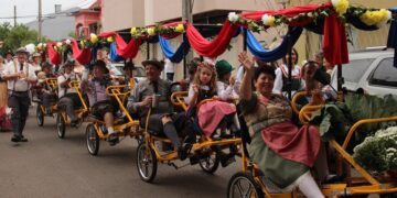 Desfile dá a largada para a mais tradicional festa típica alemã do Estado
