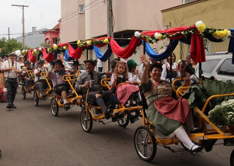 Desfile dá a largada para a mais tradicional festa típica alemã do Estado