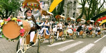 Primeiro Desfile Temático da 34ª Oktoberfest atrai 40 mil pessoas