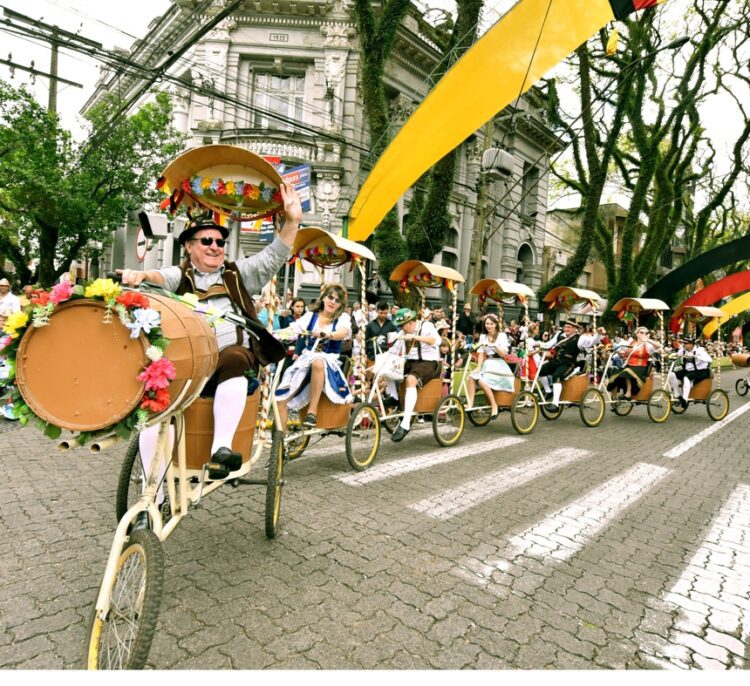 Primeiro Desfile Temático da 34ª Oktoberfest atrai 40 mil pessoas