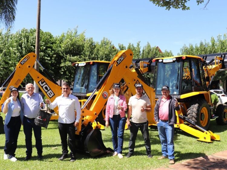 Administração Municipal adquire duas retroescavadeiras com recursos próprios