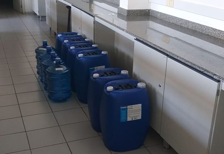 Laboratório de Química da Univates chega a 3.800 litros de álcool diluído para doação