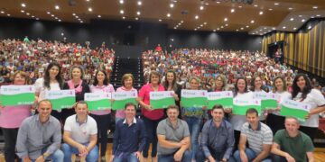 Ligas Femininas de Combate ao Câncer recebem recursos de peça teatral beneficente promovida pelo Sicredi Região dos Vales