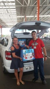 Coordenadora da Pousada, Luciane Görgen recebeu a doação em nome da Pousada (Divulgação)