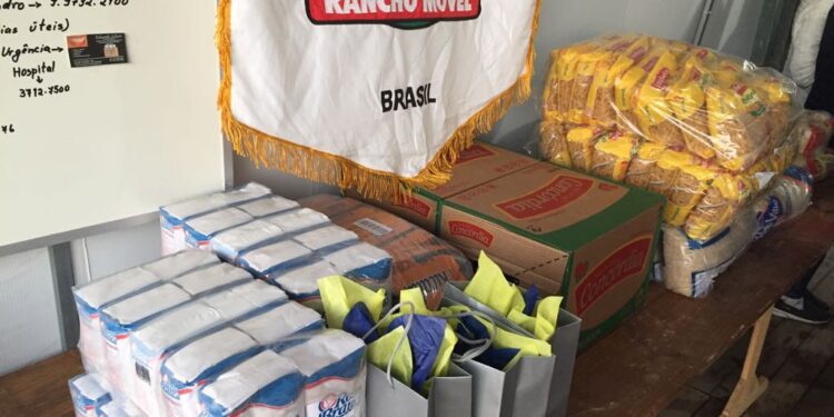 Rancho Móvel doa alimentos para famílias de Estrela
