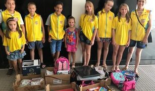 Clubes de serviços realizam doações de materiais escolares